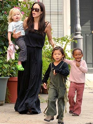 http://img2.timeinc.net/people/i/2008/stylewatch/youasked/081020/angelina_jolie300.jpg