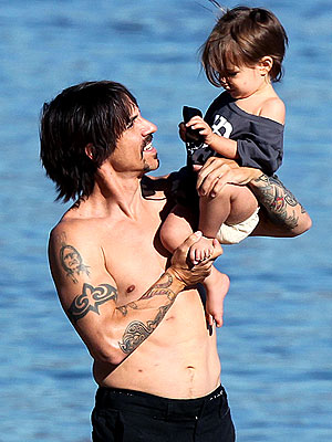 everly bear kiedis. Everly Kiedis is a Beach Baby!