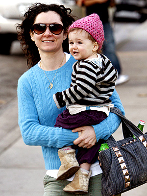 Sara Gilbert shared a smile with the paparazzi as she walked to Coldwater 