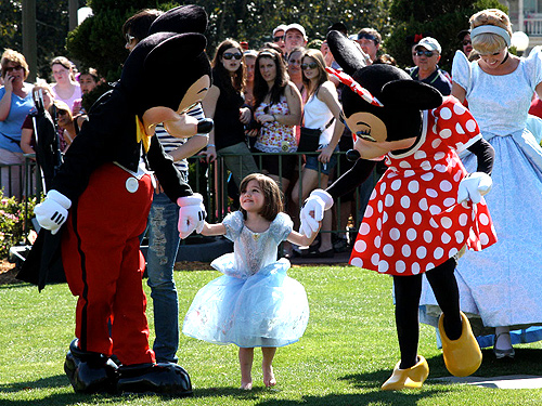 suri cruise 2009. Suri Cruise#39;s New Friends: