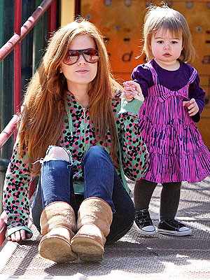 Isla Fisher and Olive's Sunny Smiles! – Moms & Babies – Moms & Babies 