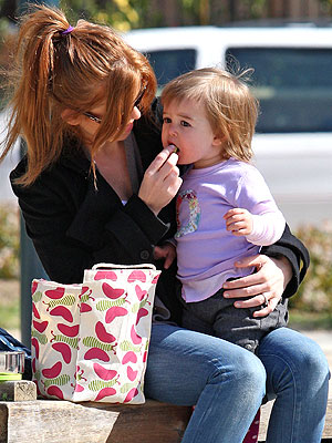 isla fisher daughter olive. Olive Baron Cohen Grabs a