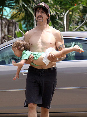 everly bear kiedis. Everly Kiedis Hangs Around