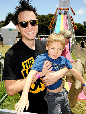 http://img2.timeinc.net/people/i/2009/cbb/blog/090622/mark-hoppus-300.jpg