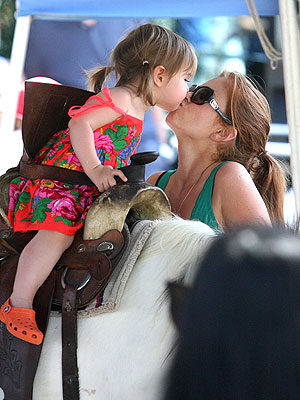 isla fisher children. Isla Fisher and Olive Pony Up