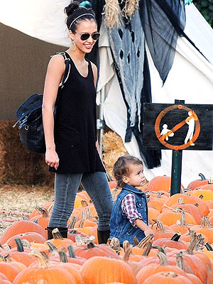 PUMPKIN PERUSING photo | Jessica Alba