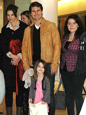 FUN FAIR photo | Katie Holmes, Suri Cruise, Tom Cruise