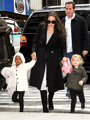 CITY STROLL photo | Angelina Jolie, Shiloh Jolie-Pitt, Zahara Jolie-Pitt