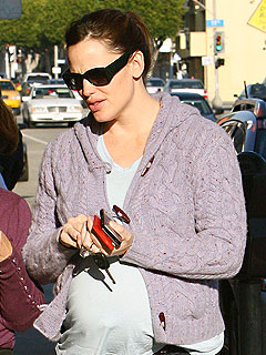 Jennifer Garner Stops for a (Decaf) Pick-Me-Up | Jennifer Garner