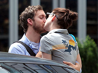 Couples Watch: Anne Hathaway & Her Man, Bruce Willis & Emma | Anne Hathaway