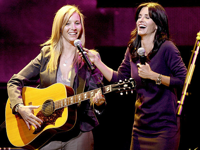 photo | Courteney Cox, Lisa Kudrow