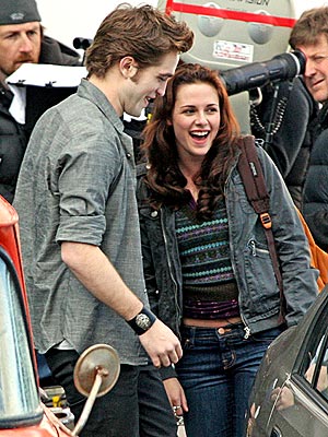 Robert Pattinson and Kristin Stewart as Edward Cullen and Bella Swan