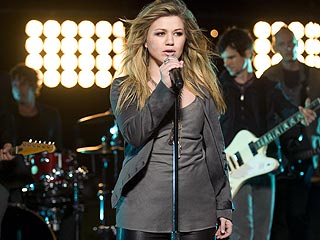 PHOTOS: Kelly Clarkson in Her New Music Video