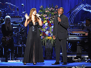Mariah Carey Sings Jackson 5′s ‘I’ll Be There’ at Memorial