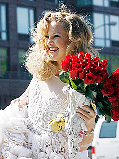PHOTO: Kate Hudson Poses as a Blushing Bride | Kate Hudson