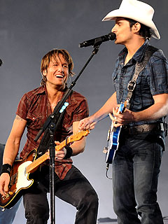 Brad Paisley Gives Keith Urban a Tweet Tweaking