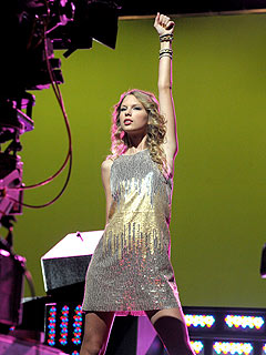 PHOTO: Taylor Swift Rocks Out for Band Hero