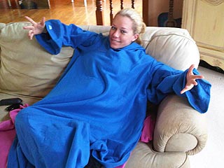 Kendra Wilkinson Loves Her Big Blue Snuggie! | Kendra Wilkinson