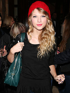 http://img2.timeinc.net/people/i/2009/news/091221/taylor-swift-240.jpg