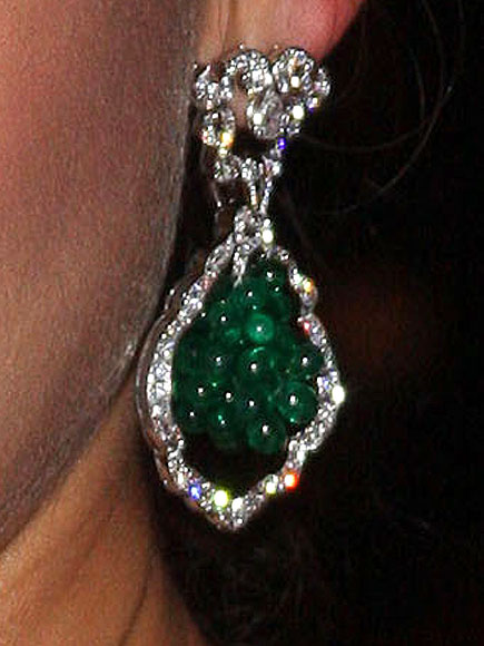 Which mom had the honor of glittering in these 51-carat emerald-and-diamond earrings? | Jessica Alba