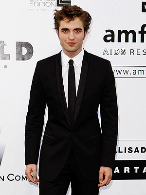 How much did someone pay for a kiss from Robert Pattinson at an amfAR auction? | Robert Pattinson