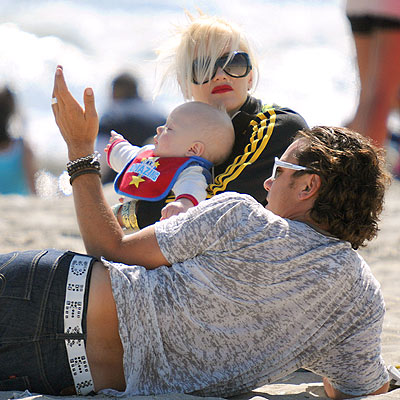 CHILLING ON THE BEACH photo | Gwen Stefani