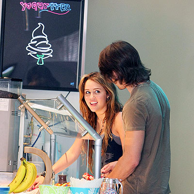GRABBING FROZEN YOGURT photo | Miley Cyrus