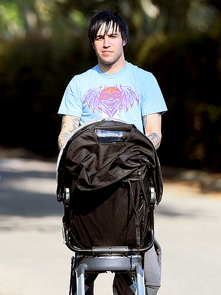 STROLLING photo | Pete Wentz