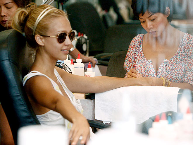 GETTING A MANICURE photo | Jessica Alba