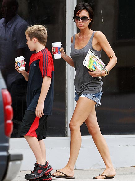 GRABBING COFFEE photo | Victoria Beckham