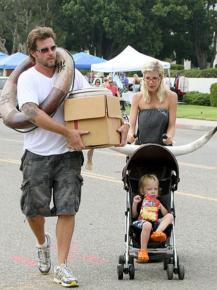 VISITING THE FLEA MARKET photo | Dean McDermott, Tori Spelling
