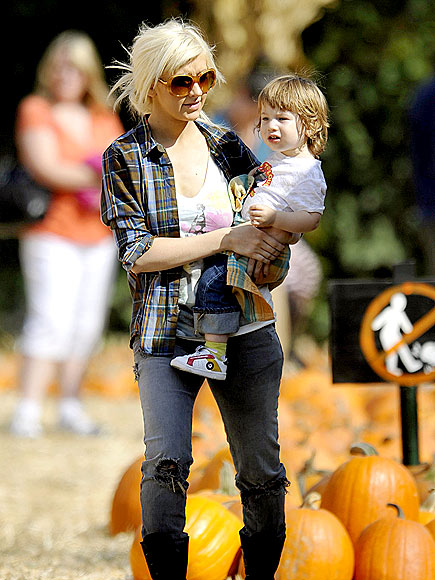 PUMPKIN PICKING photo | Christina Aguilera