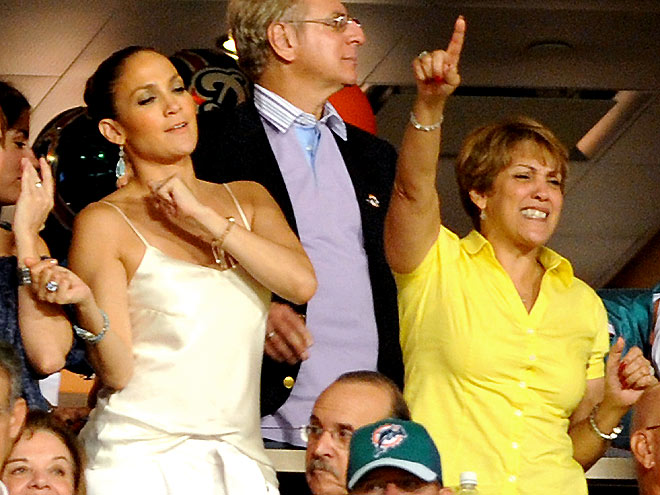PLAYING CHEERLEADER photo | Jennifer Lopez