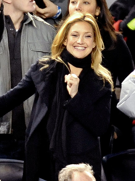 WATCHING BASEBALL photo | Kate Hudson