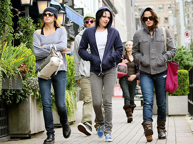 IN THE HOOD photo | Elizabeth Reaser, Kristen Stewart, Nikki Reed, Paris Latsis