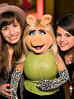The Muppets:Comeback ofThe Year! | Demi Lovato, Selena Gomez