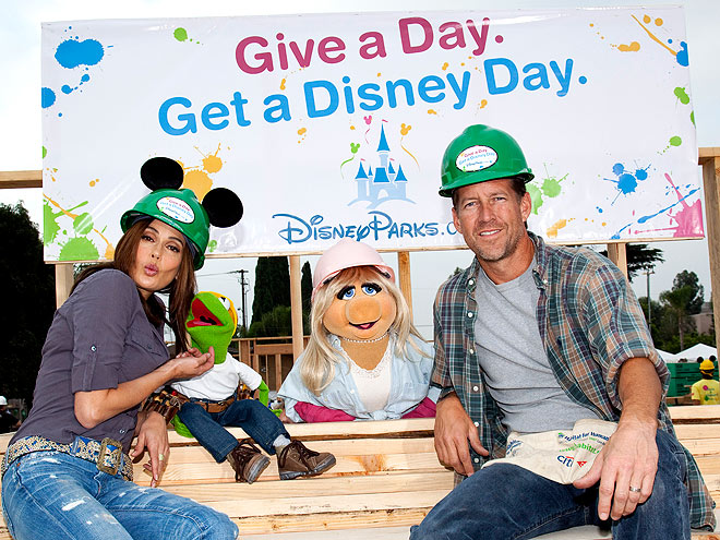 A GREAT MUPPET CAPER photo | James Denton, Teri Hatcher
