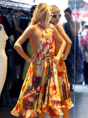 BOLD SHOULDER photo | Paris Hilton