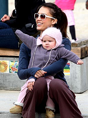 STRETCH IT OUT photo | Jessica Alba