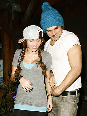 HAT STUFF photo | Miley Cyrus miley cyrus outfits 2009. HAT STUFF photo | Miley Cyrus