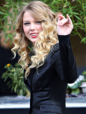 LEND A HAND photo | Taylor Swift