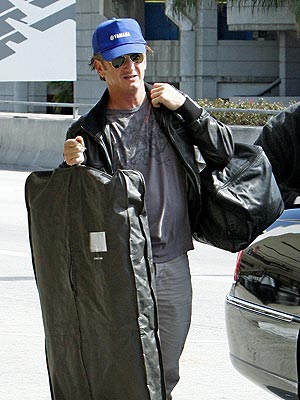 BAGGAGE HANDLER photo | Sean Penn