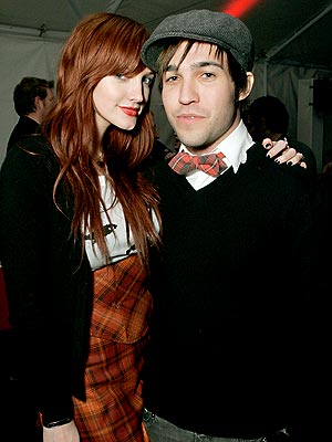 'V' DAY CUDDLE photo | Ashlee Simpson, Pete Wentz