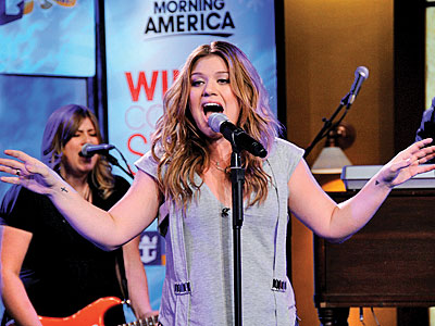 SINGING SENSATION photo | Kelly Clarkson