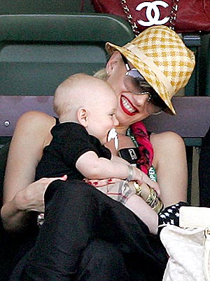 COURTSIDE CUDDLE photo | Gwen Stefani