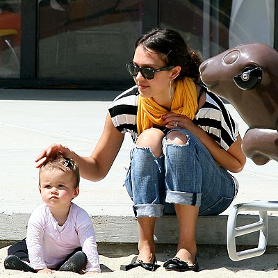 HANDS-ON MOM photo | Jessica Alba