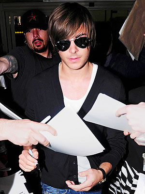 GREETING COMMITTEE photo | Zac Efron