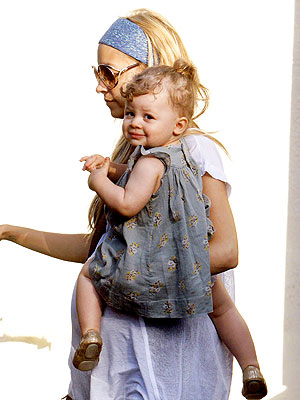 LOOK OUT photo | Nicole Richie