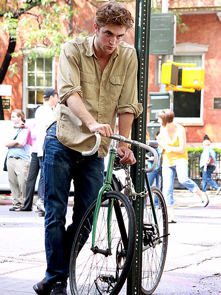 LEAN ON ME? photo | Robert Pattinson LEAN ON ME? photo | Robert Pattinson