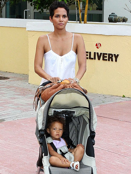 STROLLING ALONG photo | Halle Berry